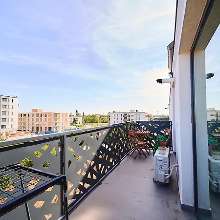 Velora Residence, Modern 2 Apartment, Underground Free Parking, Fast Wi-fi, Great Location, Self Check In, Free Cancelation * Timişoara